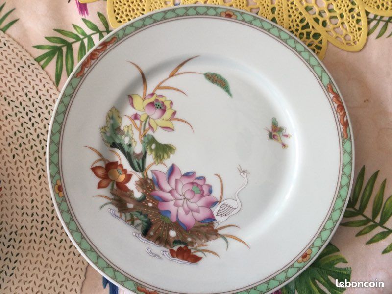 Assiette grande porcelaine de limoges :Raynaud modèle ne se fabricant plus:nom Bri-Jit-Sou Décor chinois en. Porcelaine Céladon avec décor floral ds tons roses (image 1)
