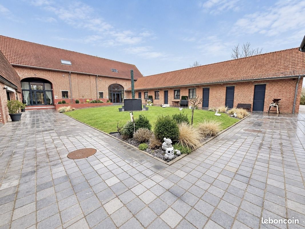 Maison 16 pièces 570 m² · à Houplines · 570 m² · 1 050 000 €