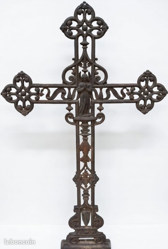 Croix crucifix calvaire religieux catholique fonte ancienne XIXeme siècle
XIXème siècle
catholique fonte ancienne
XIXème siècle (image 2)