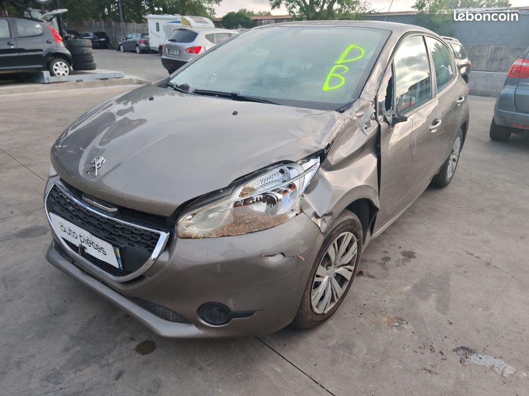 Peugeot 208 1.2 vti accidentée (image 1)
