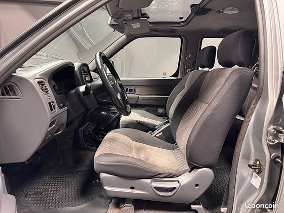 Nissan Navara Double Cab 2.5 dCi 133CH | Faible Kilométrage 4x4 Attelage Climatisation Sièges Cha... (image 9)