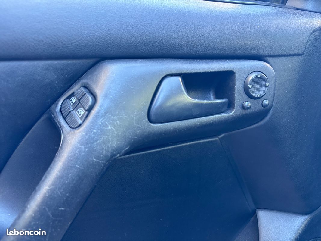 VOLKSWAGEN GOLF 3 VR6 - 174Ch intérieur cuir - Garantie 12 mois (image 19)