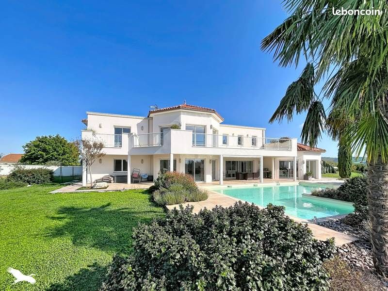 Maison 7 pièces 356 m² · à Cosnac · 356 m² · 884 000 €