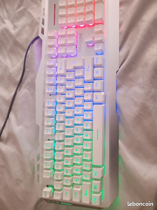 Un clavier avec souris et tapis de souris (image 1)