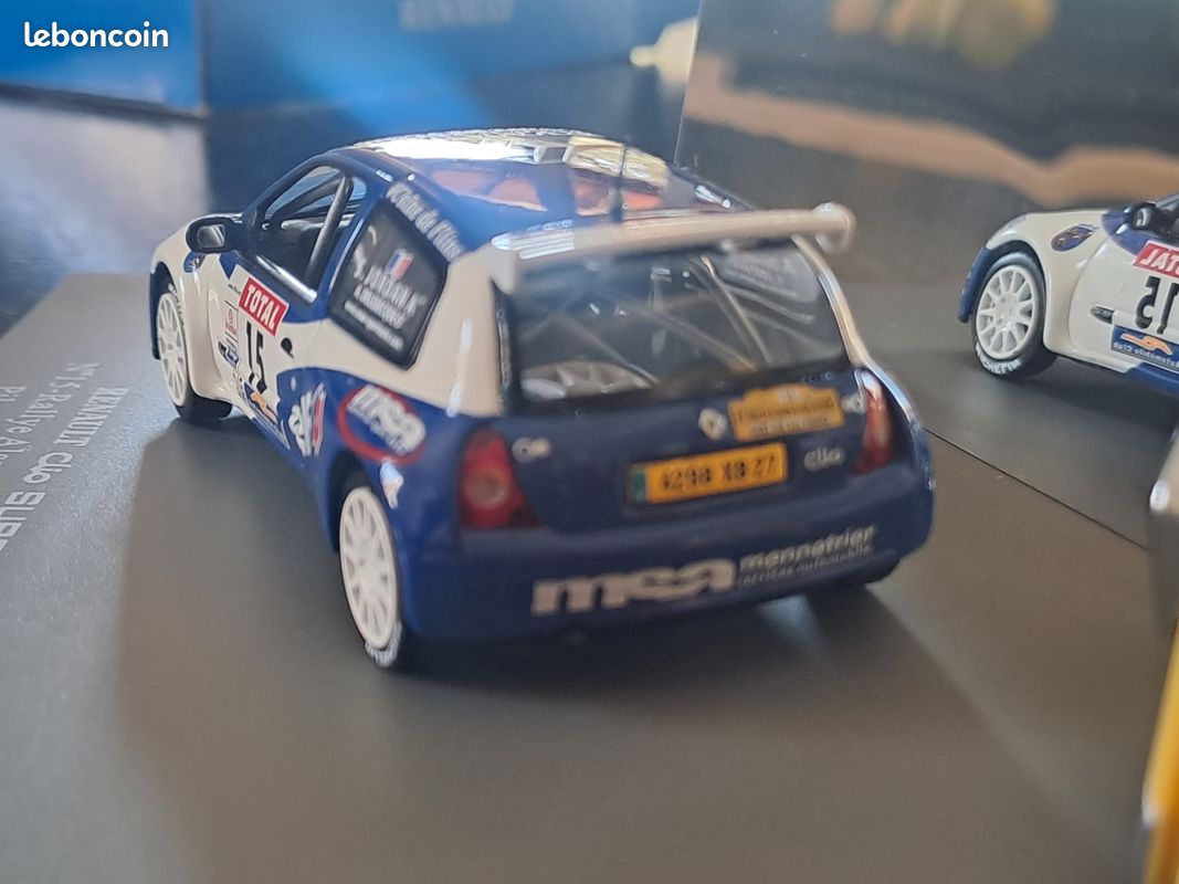 Coffret 1/43 Universal Hobbies – 2 Renault Clio Super 1600 / Cup, Paris 2002