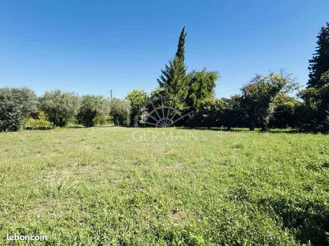 Terrain 700 m² · à Le Thor · 700 m² · 175 700 €