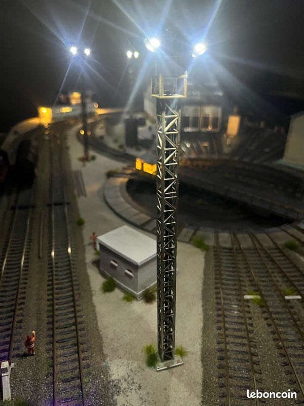Décor De Train Miniature Lumineux – Signal Ferroviaire LED – Échelle 1:87 – Métal Et ABS – 21,5 X 1,3 Cm – Accessoire Modélisme