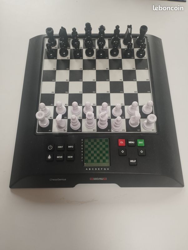 Jeu d'échec électronique ChessGenius / idéal pour progresser aux échecs sans être vissé sur un écran (image 1)