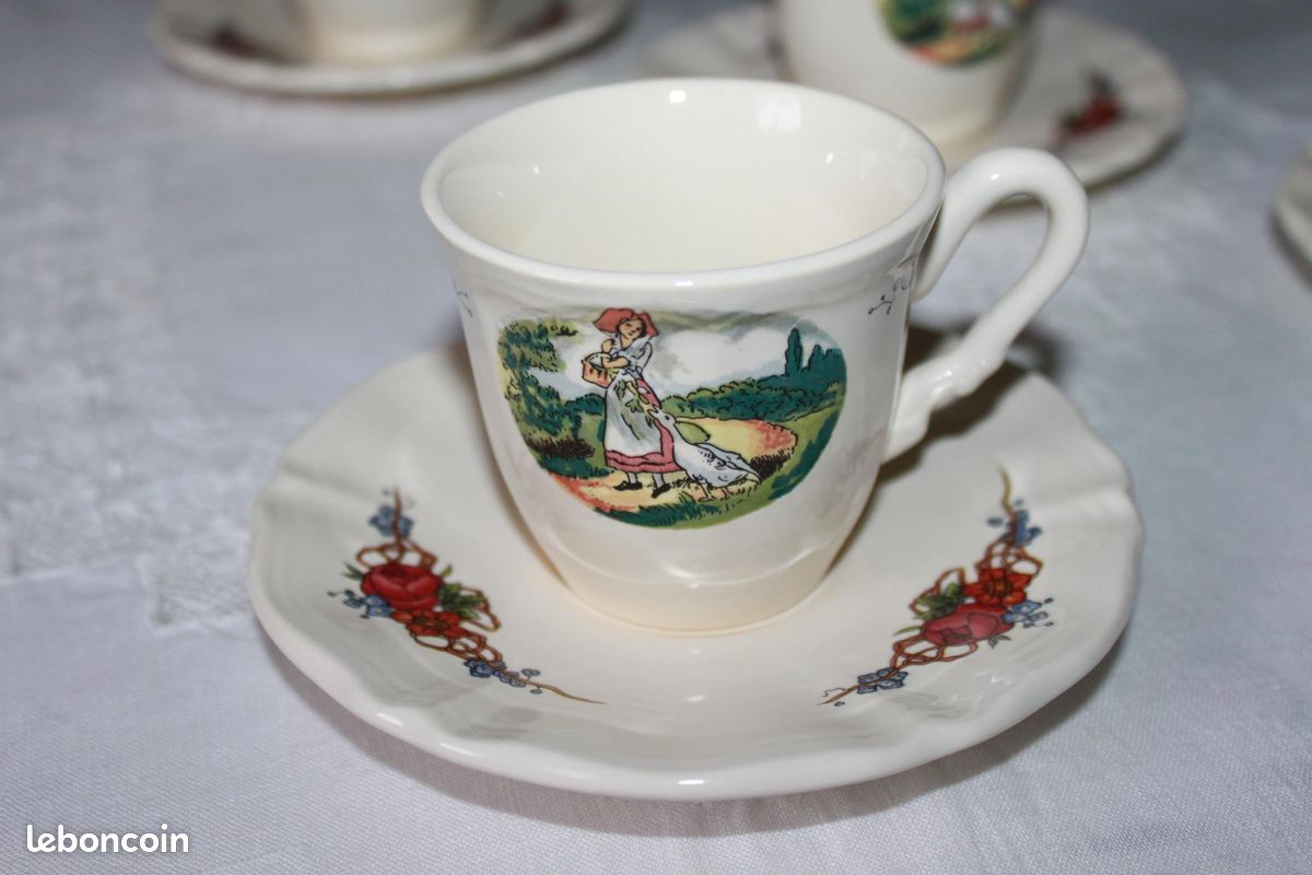 Service à Café Vintage 7 Tasses Et Soucoupes + Pot à Lait Henri Chaumeil - Décor « Strasbourg » Rose - Occasion En Bon état