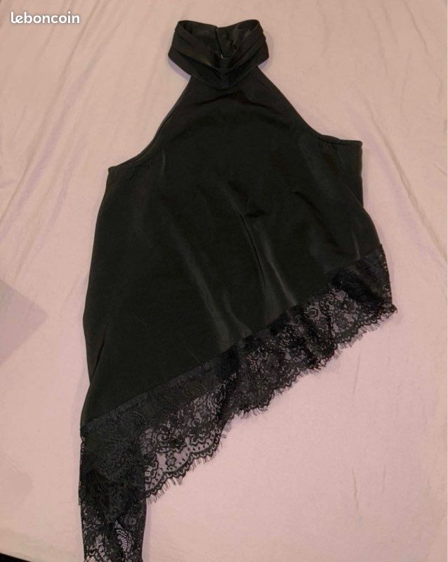 Une blouse noire avec de la dentelle ( (image 1)