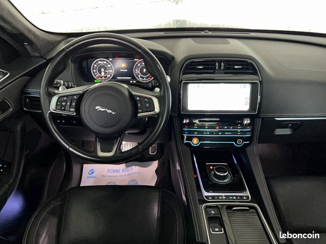 JAGUAR F-Pace 2.0 D - 180 ch AWD BVA8 Chequered Flag (image 8)