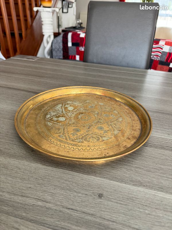 Très beau petit plateau marocain en cuivre ou laiton martelé et ciselé à la main. Plateau ancien de 32cm (image 8)