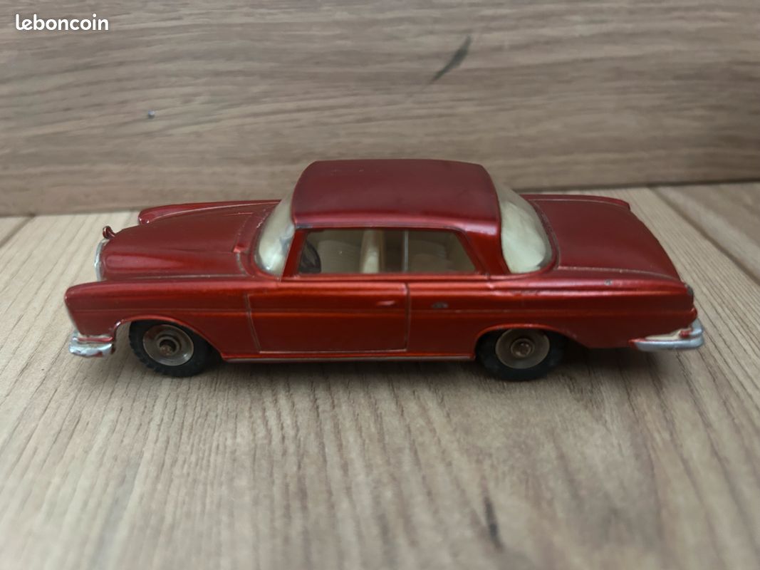 Miniatures montées - Skoda 1000 MB Rouge 1968 1/43 IXO - Jeux Miniatures montées - Skoda 1000 MB Rouge 1968 1/43 IXO - Jeux