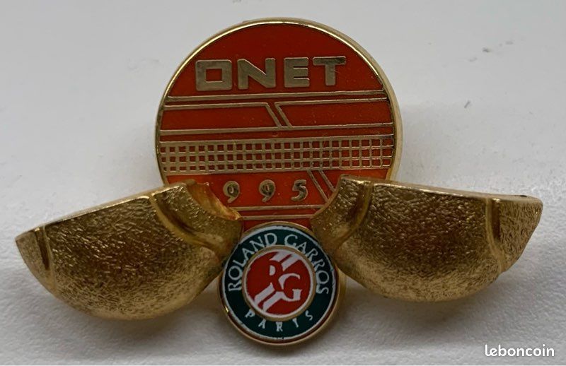 PIN'S TENNIS ROLAND Garros Entreprise De Nettoyage ONET Signé Arthus