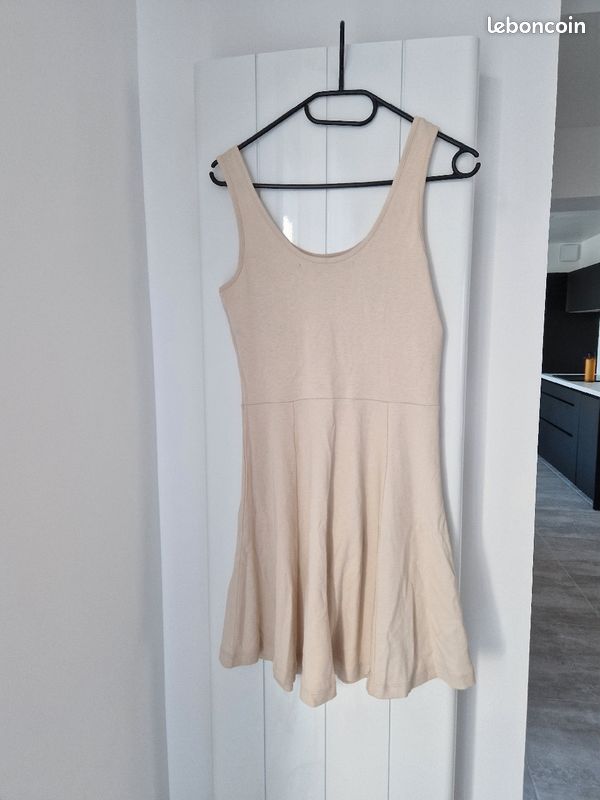 Robe patineuse Stradivarius neuve (image 1)
