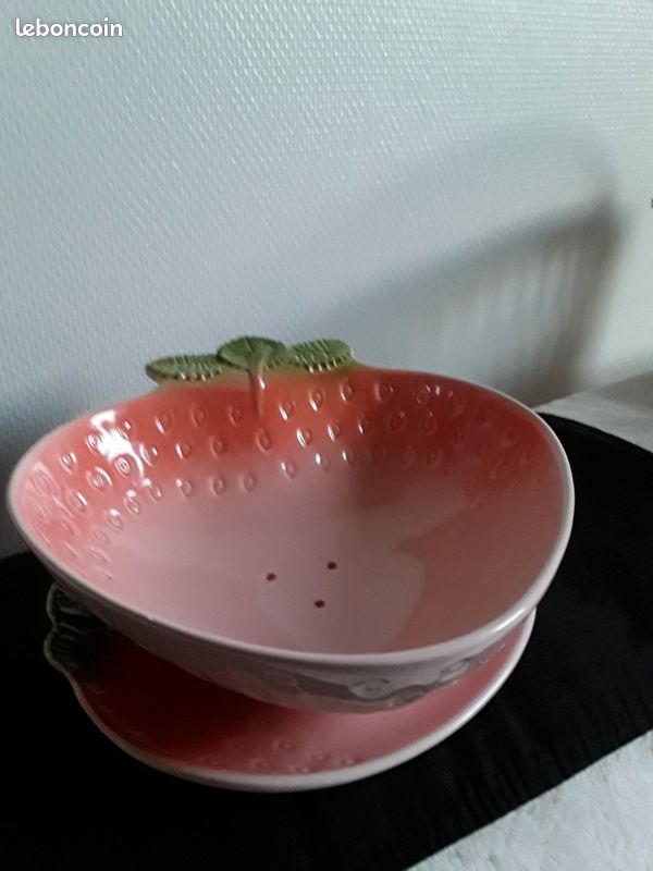 🍓🍓 Bel et grand Égouttoir Vintage, passoire, à fruits et son assiette en forme de fraise/ Barbotine (image 1)