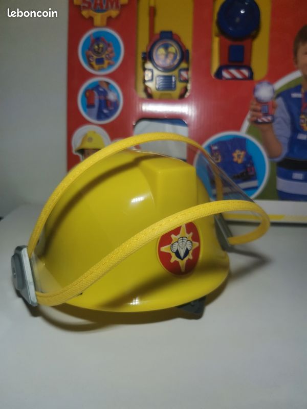 Déguisement Sam le pompier avec casque, talkie-walkie lampe, carte pompier (image 2)