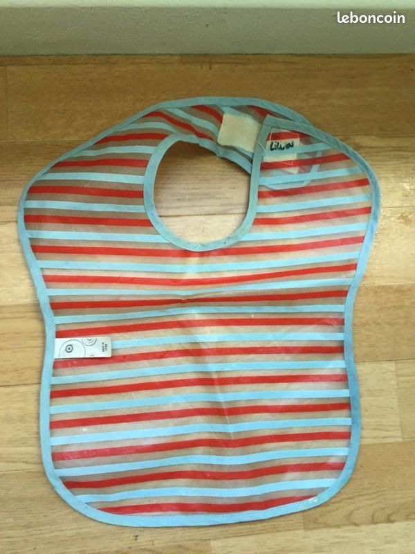 Lot bavoirs plastiques (image 3)