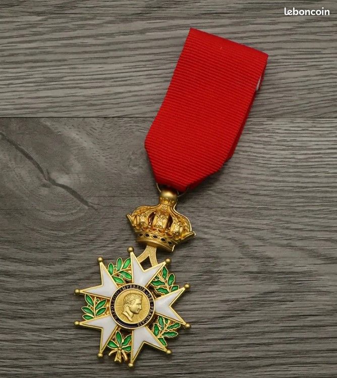 Insigne Médaillon Napoléon Bonaparte – Argent Plaqué, XIXe Siècle – Pièce Historique