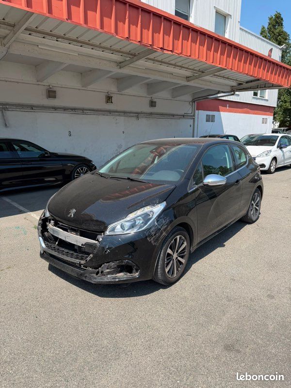 Peugeot 208 allure endommagé CARTE GRISE OK ✅ (image 2)
