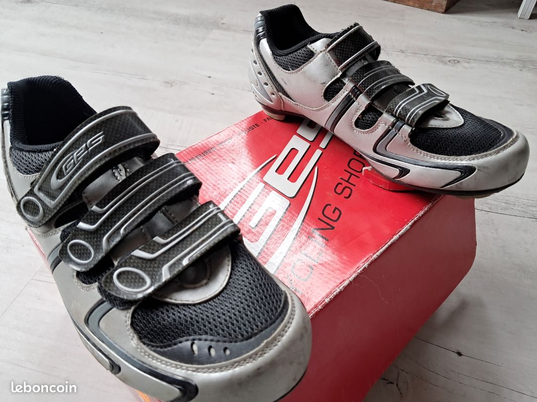 Chaussures vélo homme marque Ges pointure 44 avec cale .grise et velcro bon état (image 1)