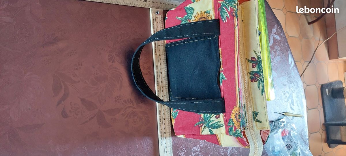 Petit sac à main tissu fleuri style provençal – rouge, jaune et noir (image 7)