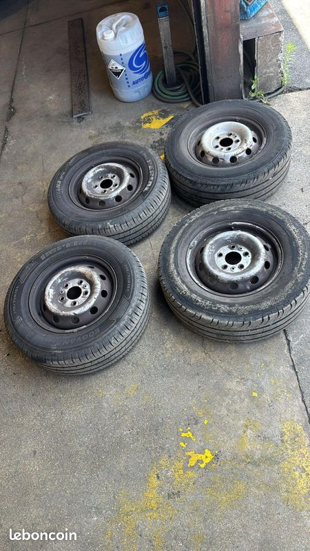 4 jantes avec pneus Iveco 215/70/R15C (image 1)