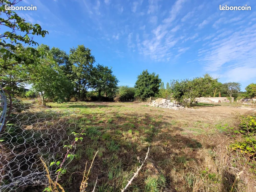 VEND TERRAIN CONSTRUCTIBLE 647 m² · à Cugand-la-Bernardière · 95 000 €