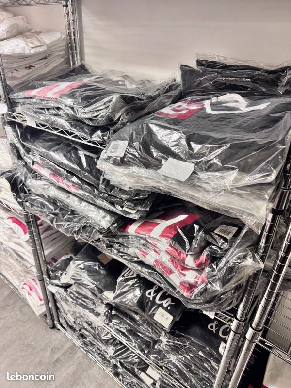 DÉSTOCKAGE MASSIF – Marques originales : Levi’s, Tommy Hilfiger, Hugo Boss, Calvin Klein, Vans, Converse, The North Face, Patagonia… (image 14)