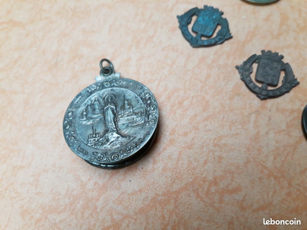 Lot médailles Bijou Chaîne Boucle Oreille Médaillon Monnaie Boite THZ (image 5)