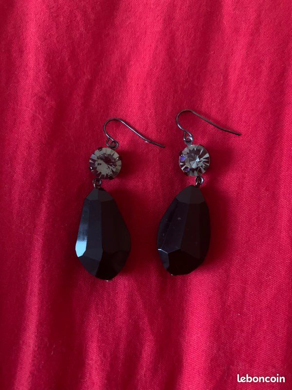 Boucles d’oreilles noires (image 2)