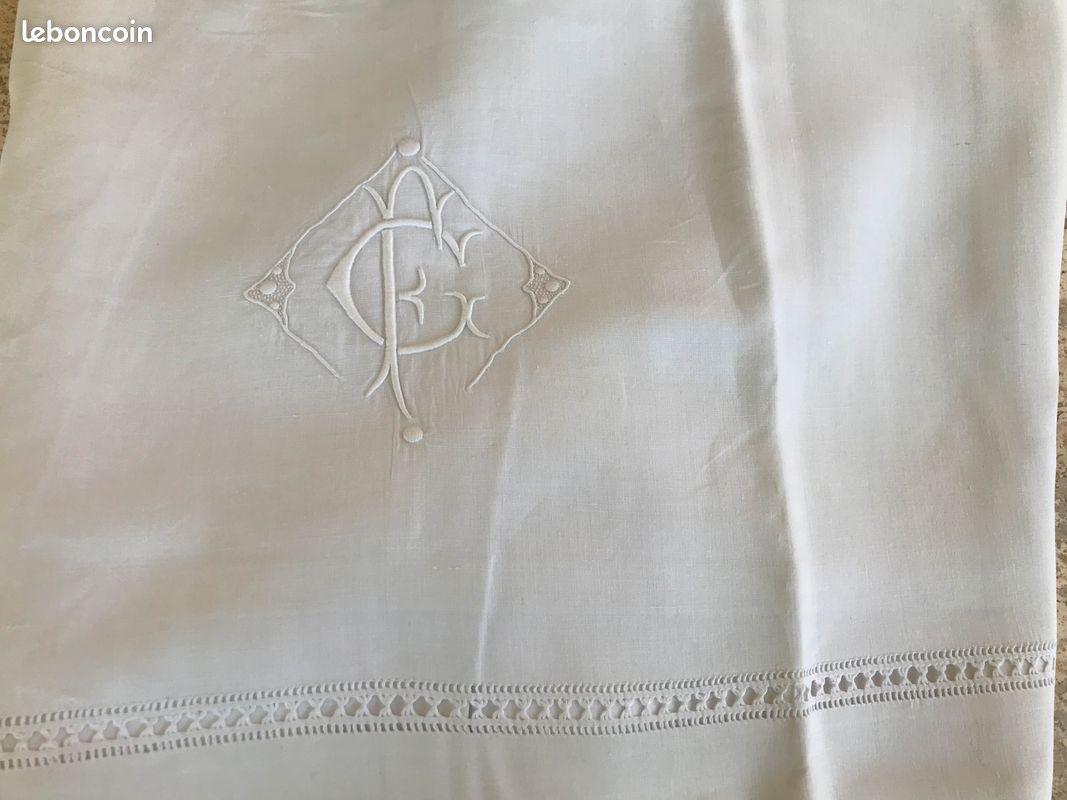 ANCIEN DRAP MAGNIFIQUE et ces 2 taies brodé décor rose en bourdon