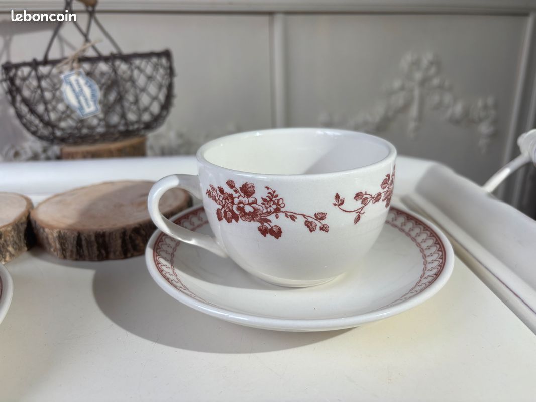 Fanquare Tasse à Café Rouge Floral Porcelaine 190ml – Set Avec Soucoupe & Cuillère Dorée – Design Vintage Élégant Mariage & Quotidien