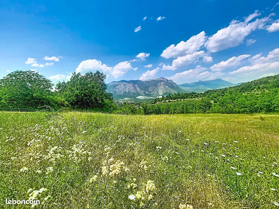 Terrain 1377 m² · à Claret · 1 377 m² · 100 000 €