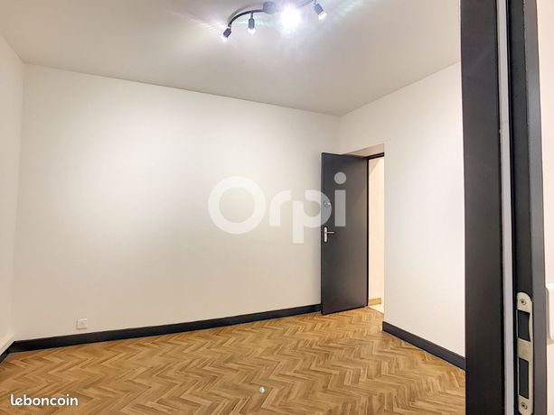 https://img.leboncoin.fr/api/v1/lbcpb1/images/64/b9/81/64b98199e60344200036bb9c10467cfa00c98af1.jpg?rule=ad-image
