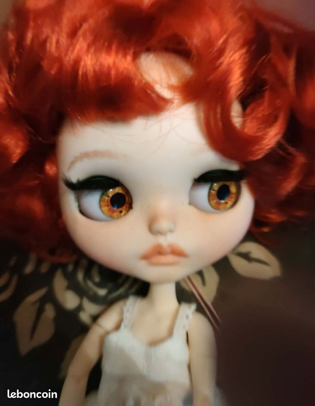 À vendre poupée blythe personnalisée signée et numerotée, nommée Leeloo (image 1)