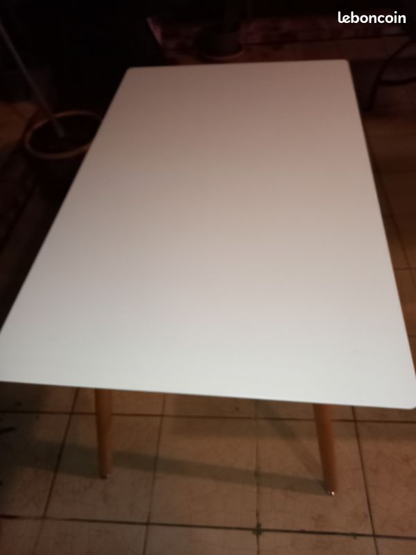 Table blanche pratiquement neuve (image 3)