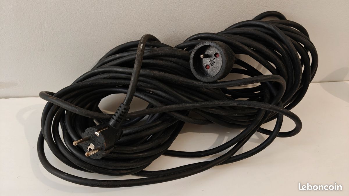 Rallonge électrique 20 m câble H05VV-F 3G1.5mm² câble souple et robuste type H05VV-F 3G1.5mm²
Couleur: noir
Fabricant: MINAREG
jusqu'à 3 600 w (image 1)