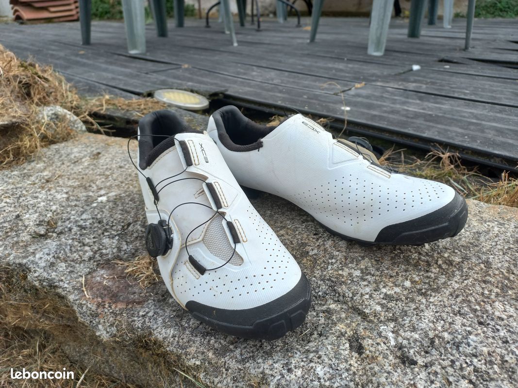 Chaussures vélo SHIMANO RC3 taille 42 / 43 TBE blanche (image 1)