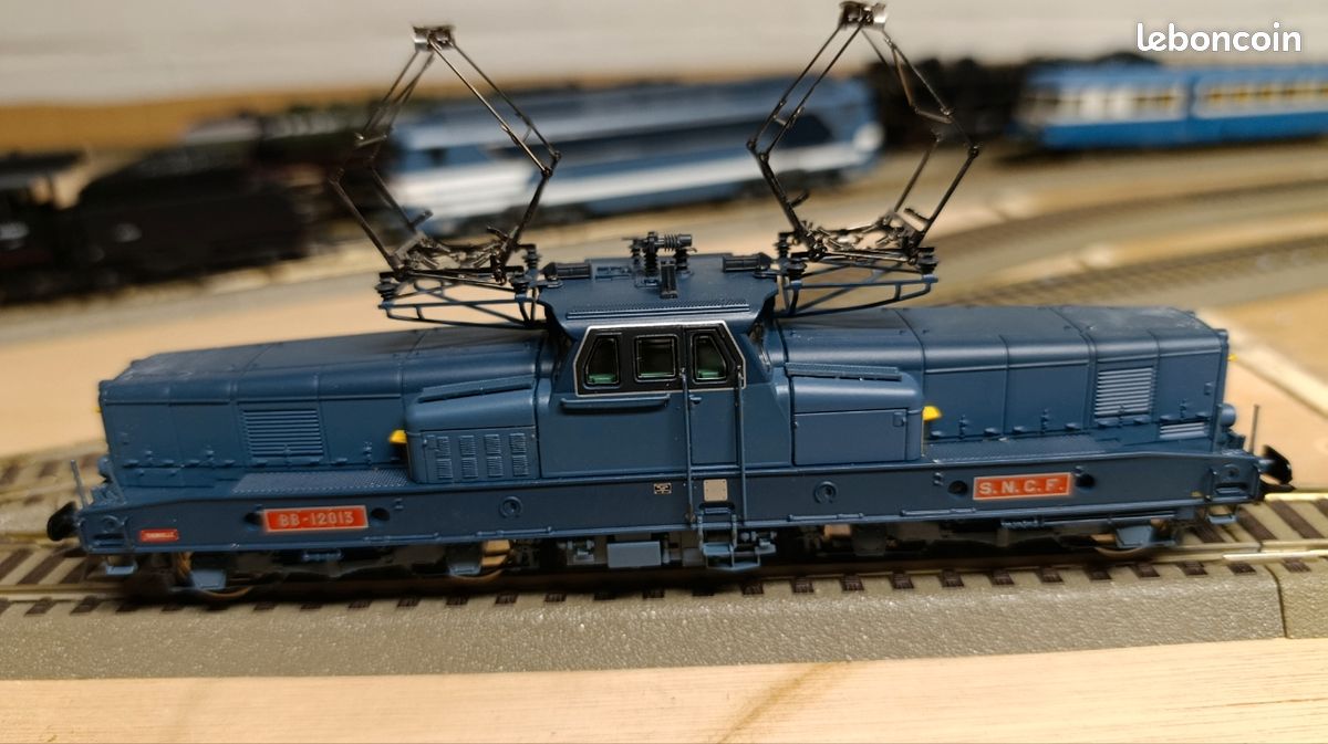 Locomotive BB 12068 SNCF TRIX train électrique ho