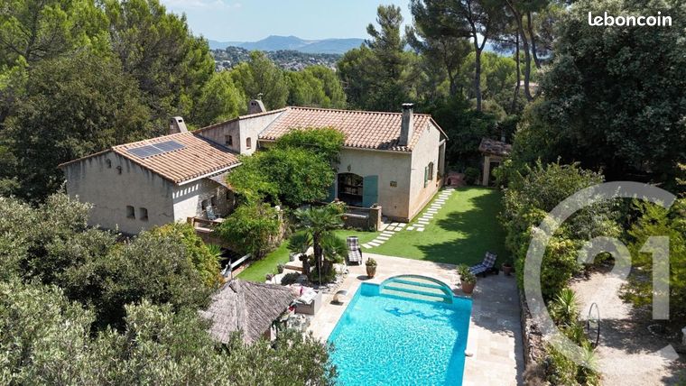 Propriété 5 pièces 207 m² — 14