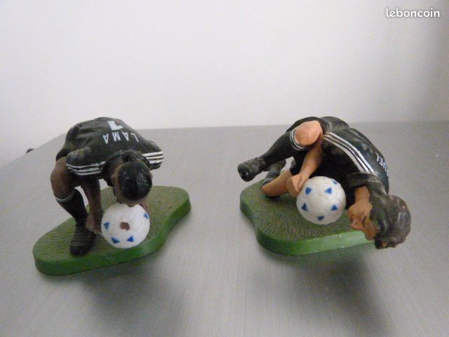 FIGURINE ANCIENNE STARLUX PLASTIQUE JOUEUR DE FOOTBALL JAUNE ET BLEU N° 13