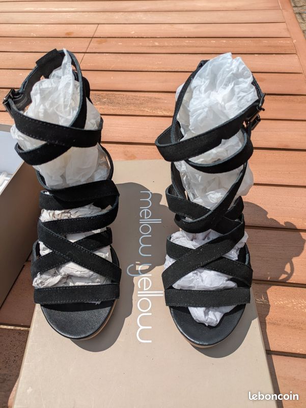 Chaussures à brides noires, marque renommée (image 7)
