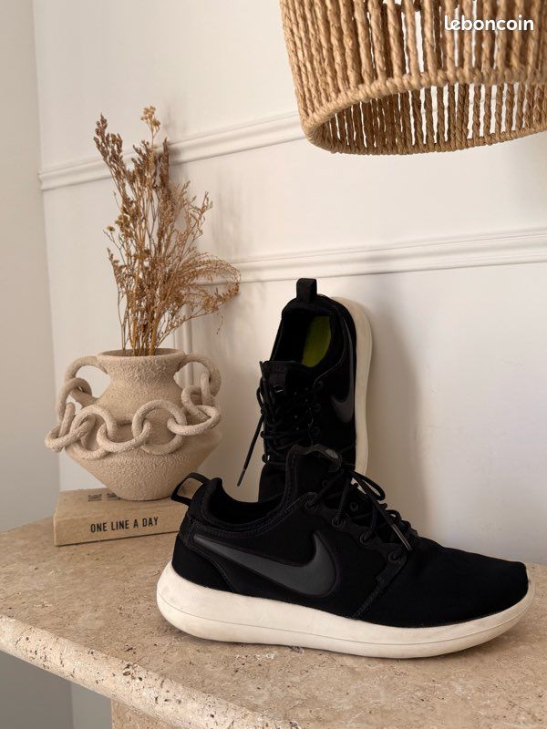 Basket Nike noir blanc sport running femme homme mixte roshe run