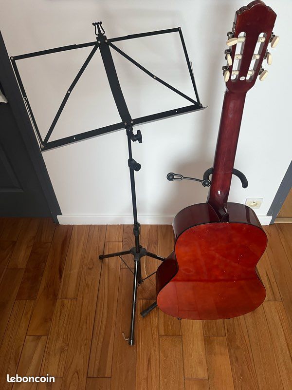 Guitare et pupitre (image 3)