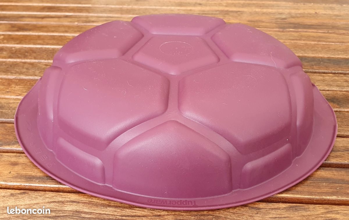 TUPPERWARE Moule Football pourpre - Arts de la table