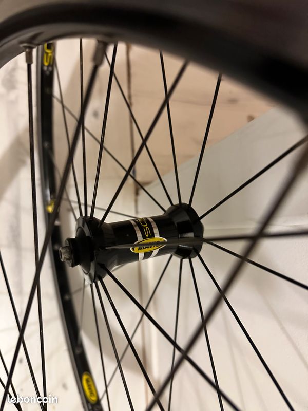 Hub arrière NOS Mavic Cosmos #32391501 pour 28 rayons des années 2000