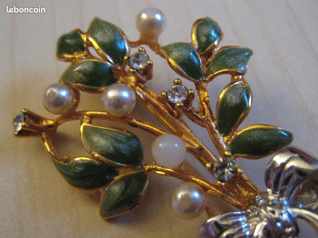 Broche Vintage En Métal Doré - Jolie Pièce Ancienne - Occasion, à Nettoyer éventuellement