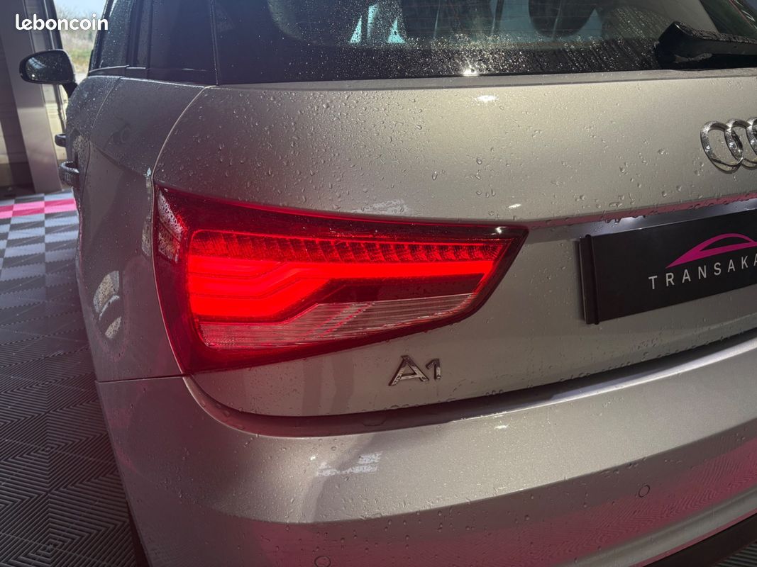 AUDI A1 SPORTBACK 1.0 TFSI ultra 95 S tronic 7 Midnight Series / JANTES 17 / PHARES AUTOMATIQUES (image 11)