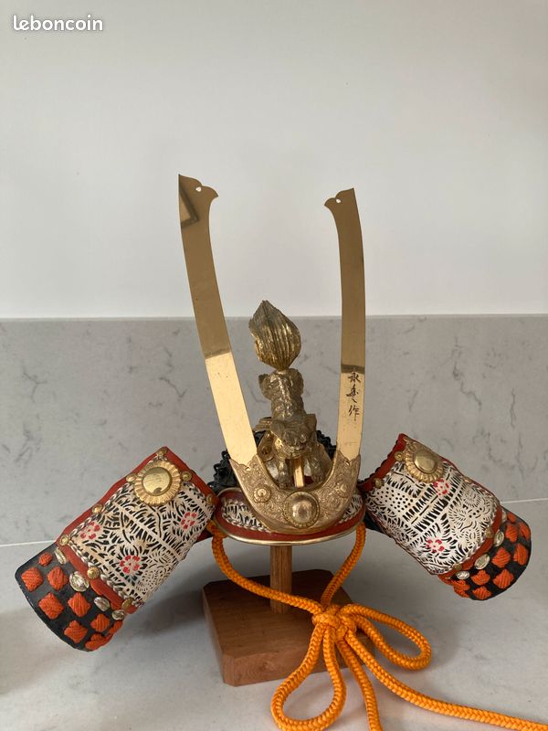 Casque samouraï 25cm et accessoires (image 1)